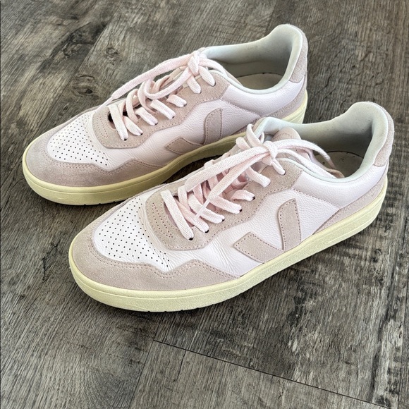 Veja V-90 Sneakers - Picture 2 of 8